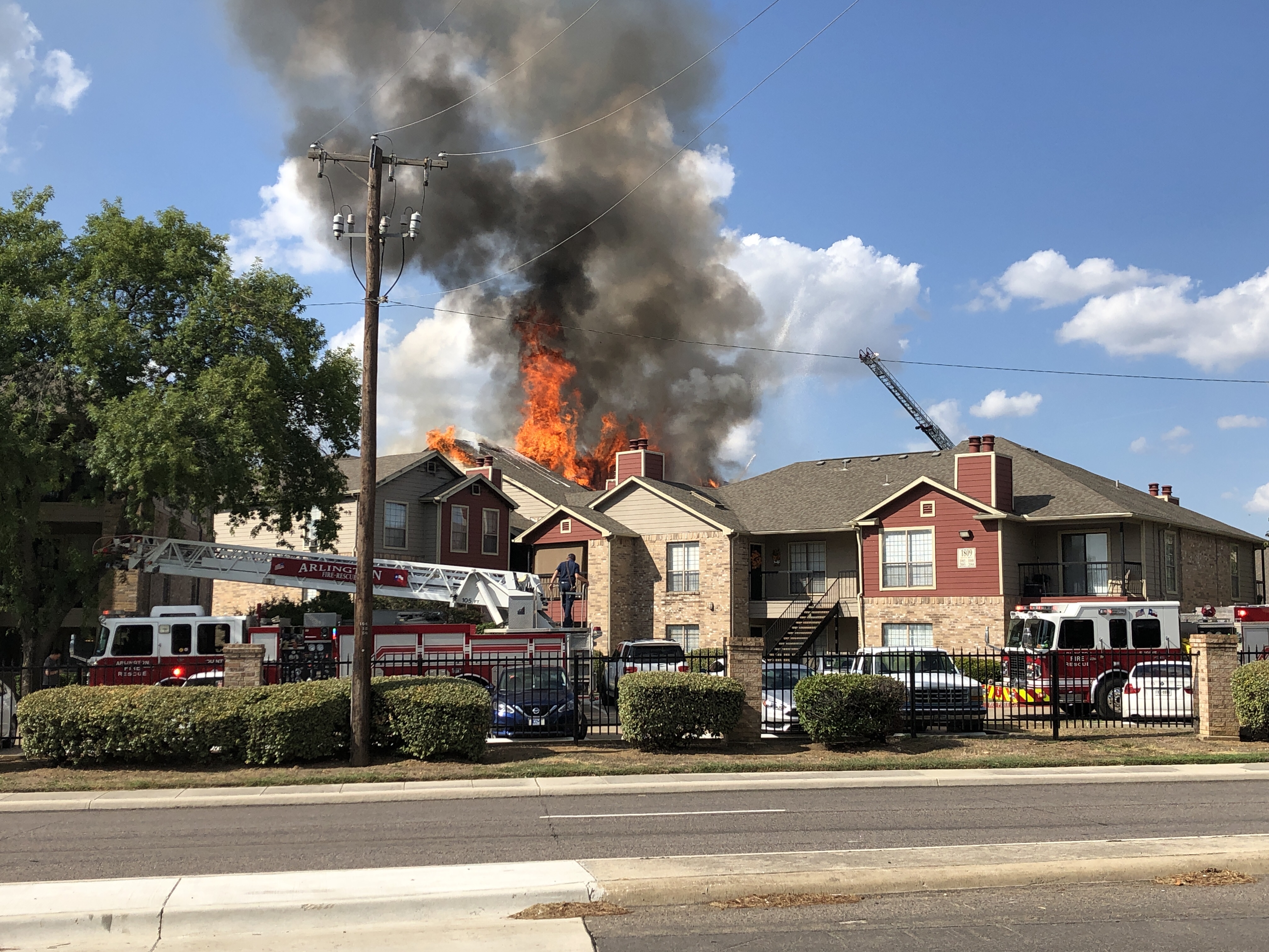 Arlington firefighters contain large 4-alarm apartment fire | DFW Scanner