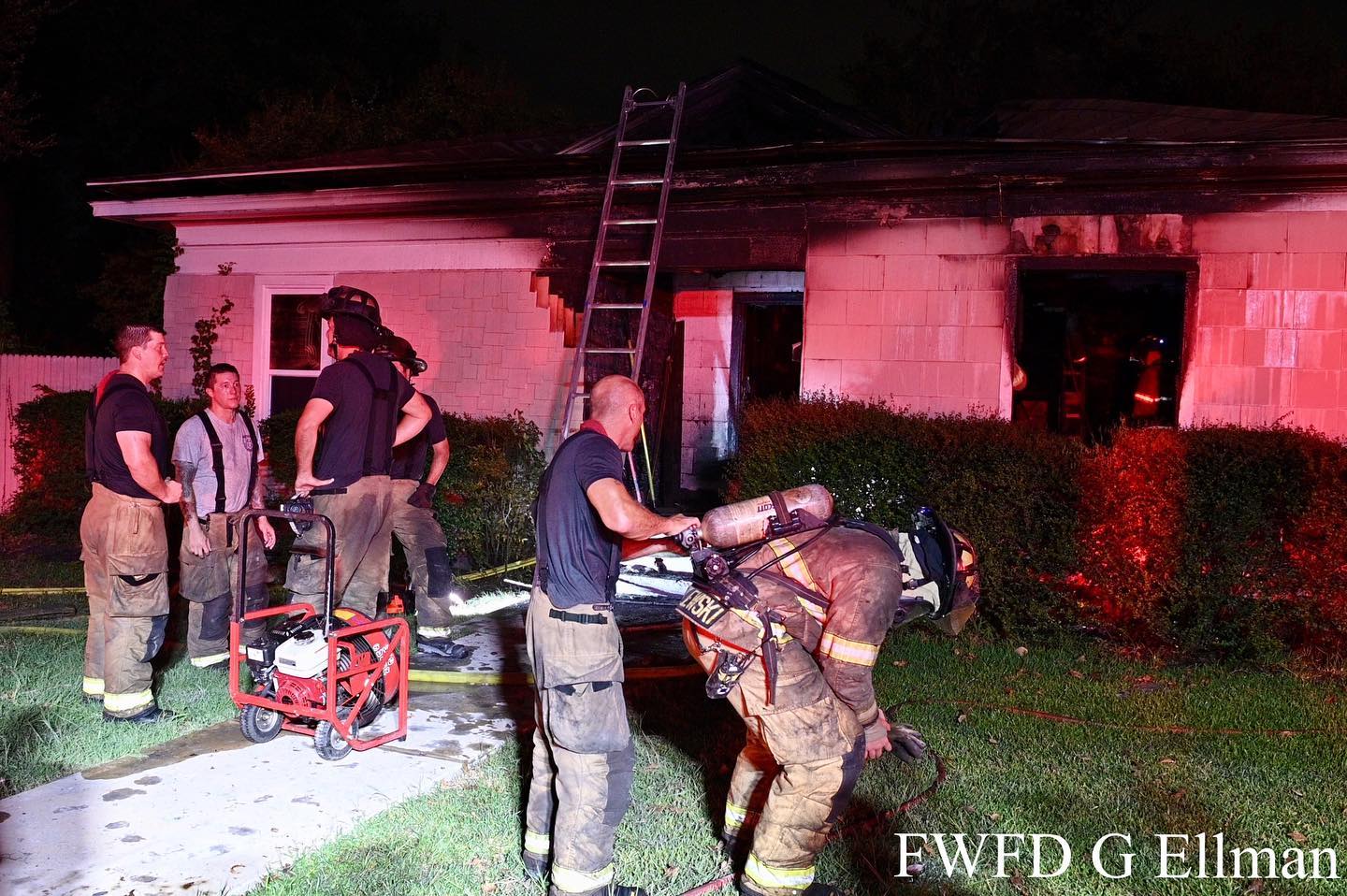 Two firefighters injured while battling Fort Worth house fire | DFW Scanner