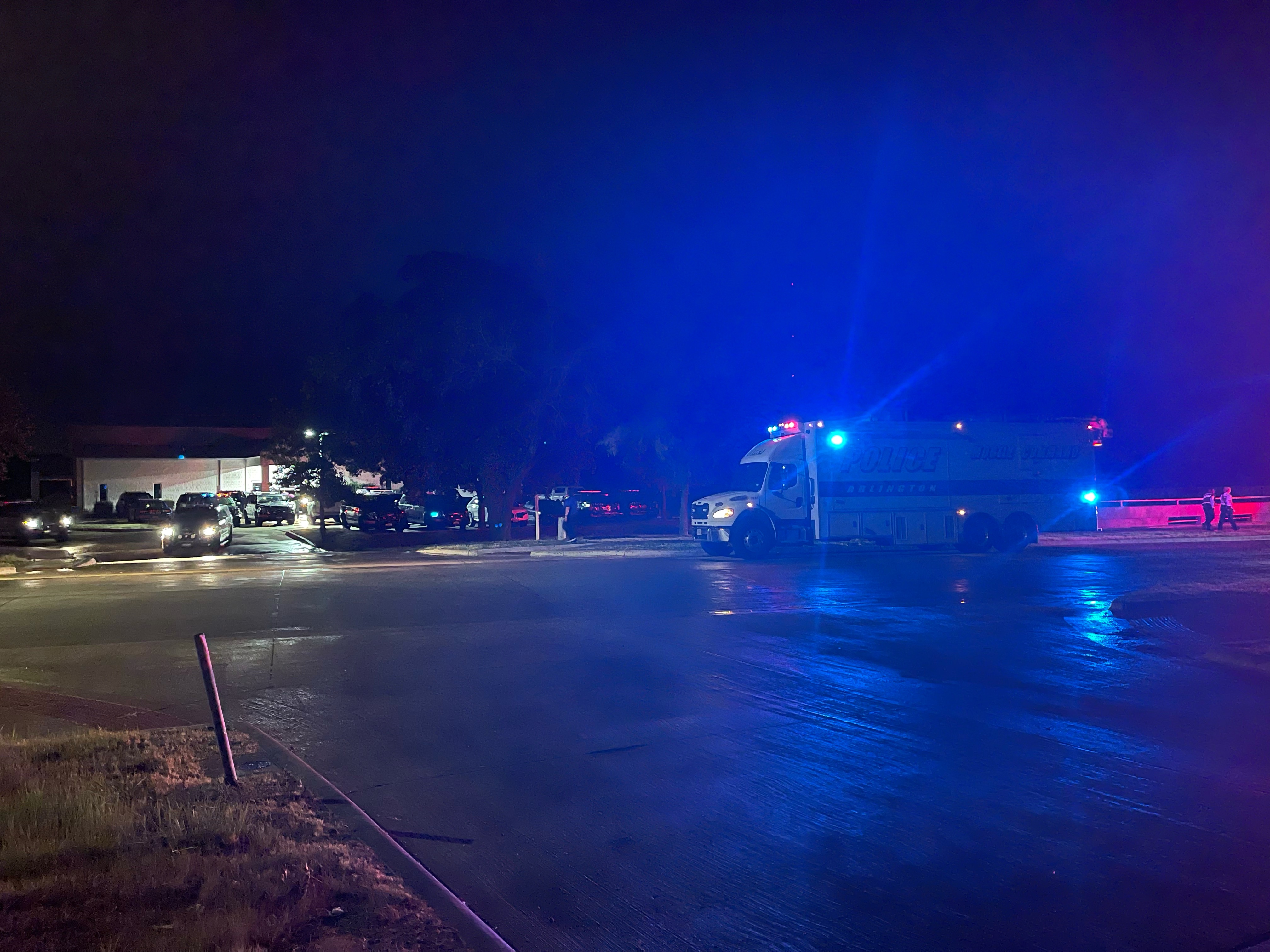 SWAT arrests man barricaded in south Arlington home | DFW Scanner